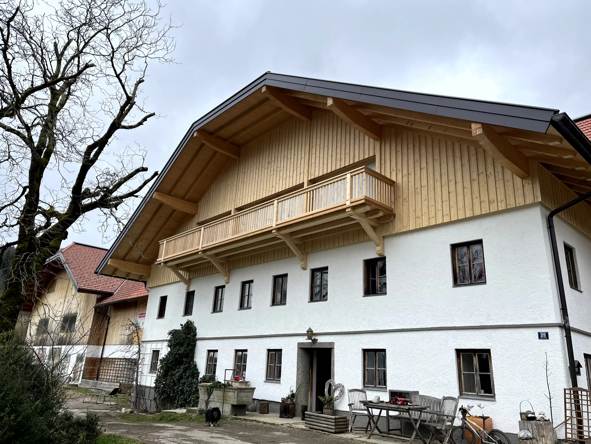 Sanierung eines landwirtschaftlichen Gebäudes mit Balkon. 