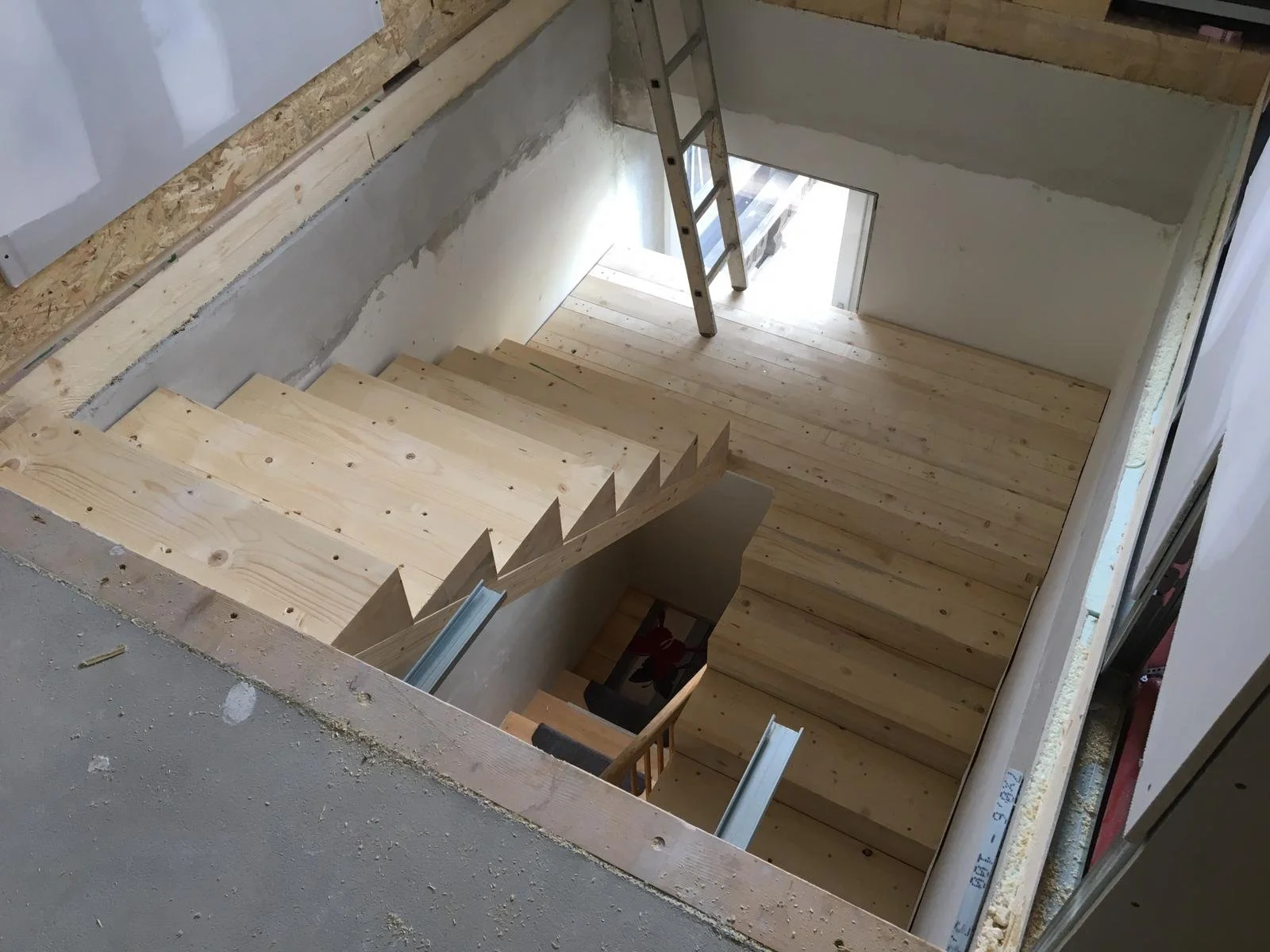 Rohtreppe in Holz als Unterkonstruktion für die spätere Treppe. 