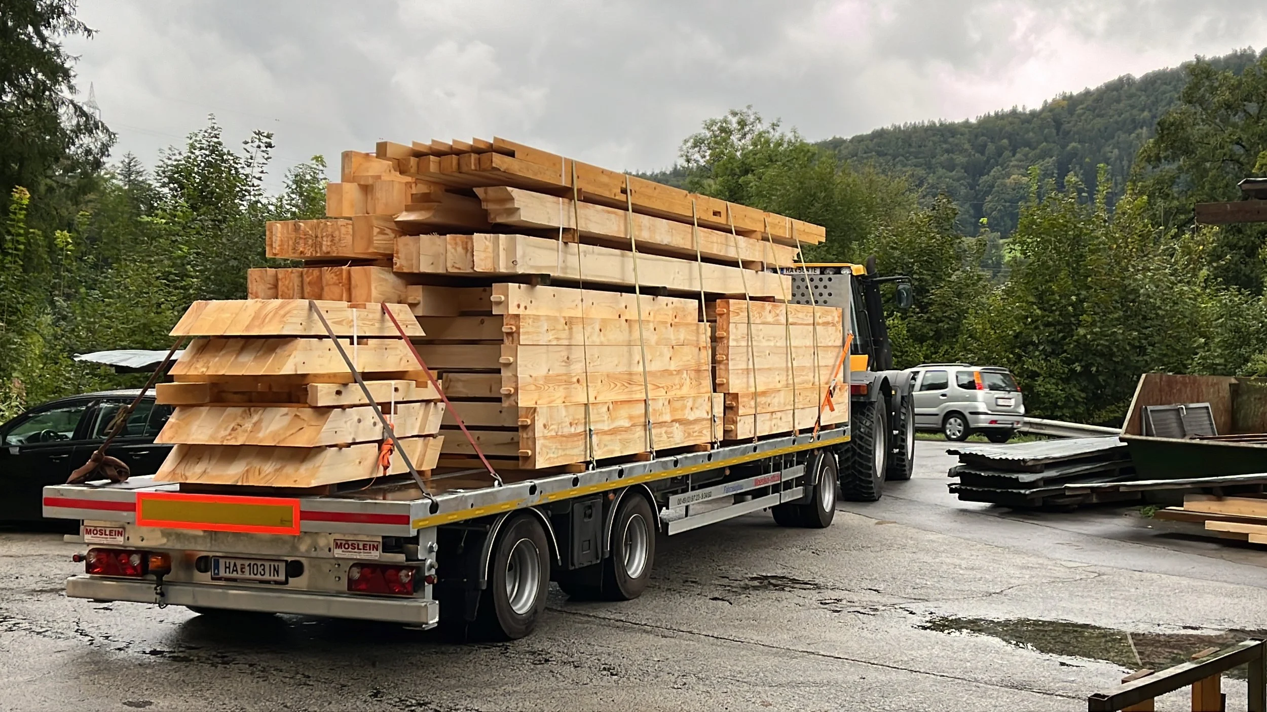 Ein Anhänger beladen mit dem fertigen Lohnabbund bereit für den Aufbau vor Ort. 