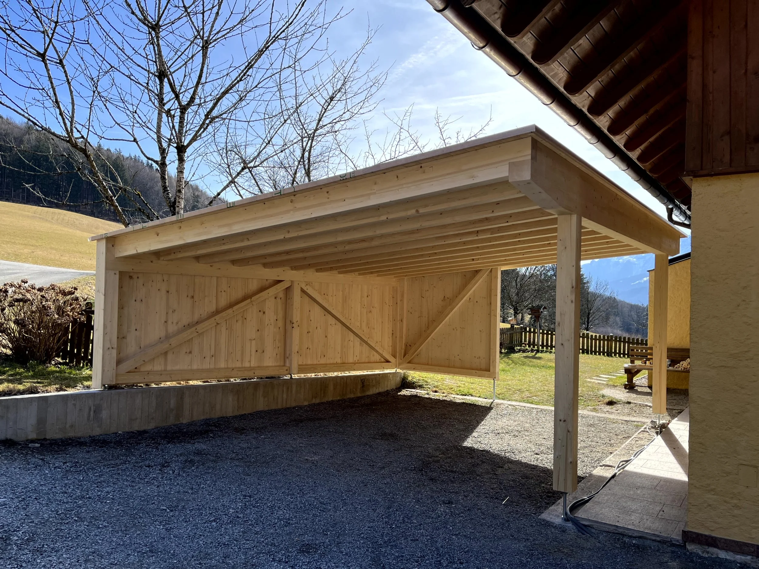 Neuerrichtung eines Carport neben dem Bestandsgebäude. 