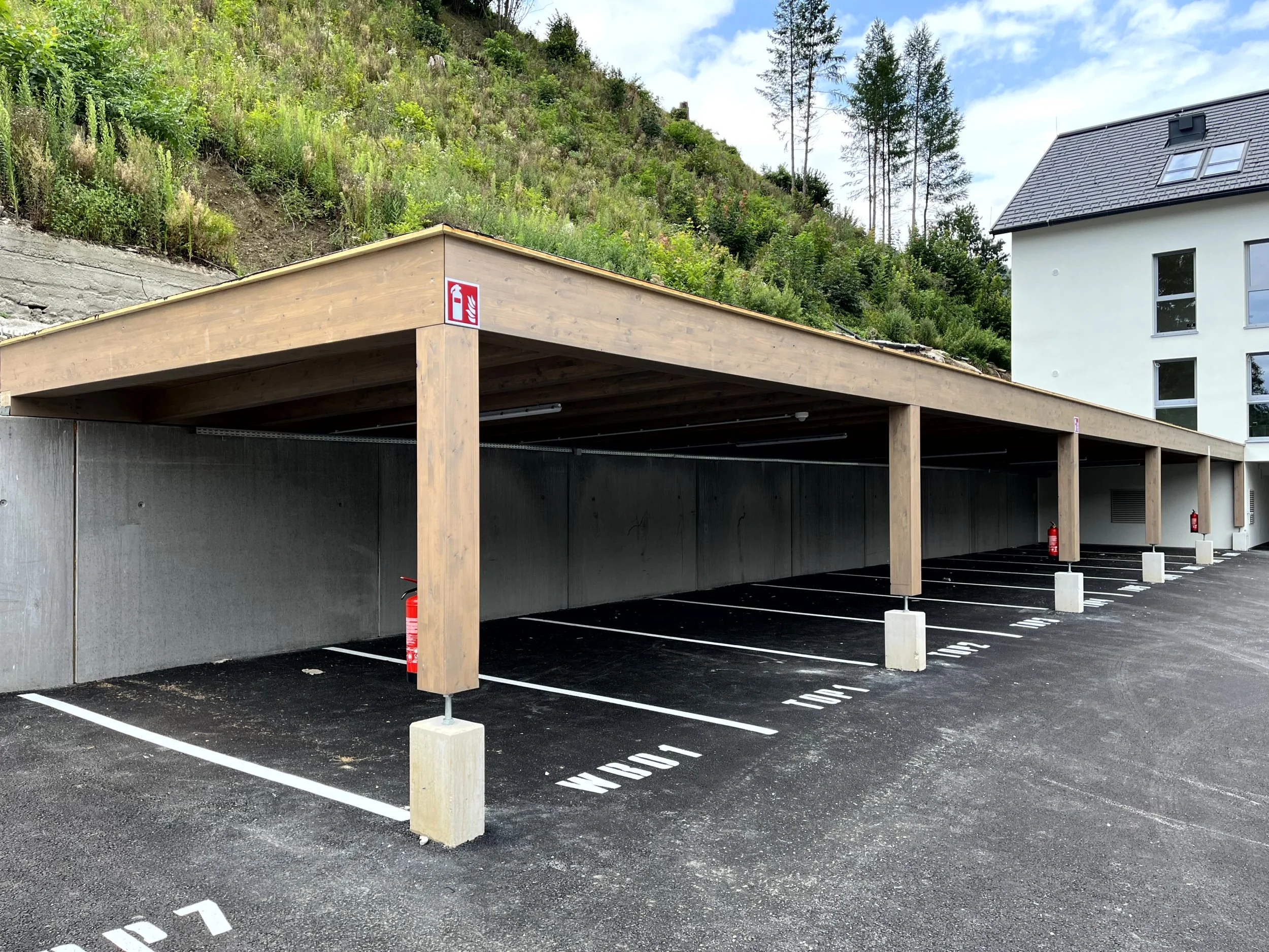 Carport mit Flachdach und lasiertem Holz. 