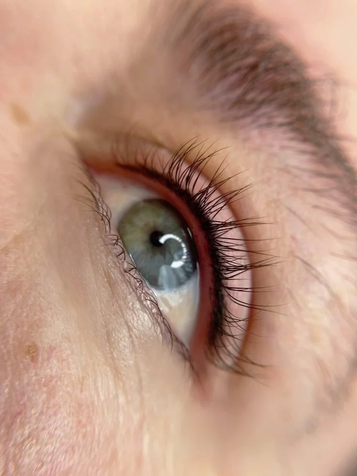 Gros plan d'un maquillage semi-permanent sur le ras des cils supérieur