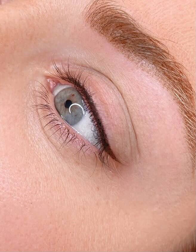 Un œil en gros plan, montrant l'eye-liner réalisé en maquillage semi-permanent.