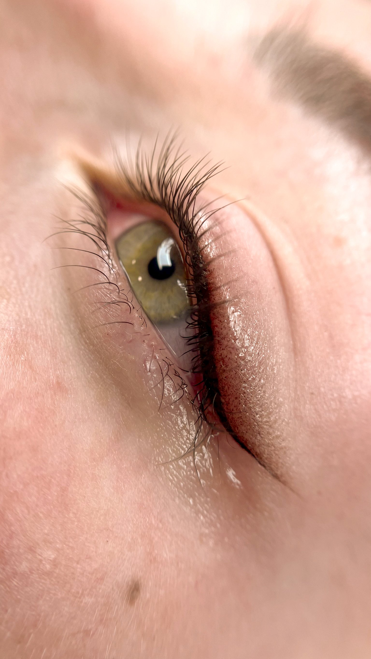 Gros plan d'un maquillage semi-permanent avec un eye-liner poudré.