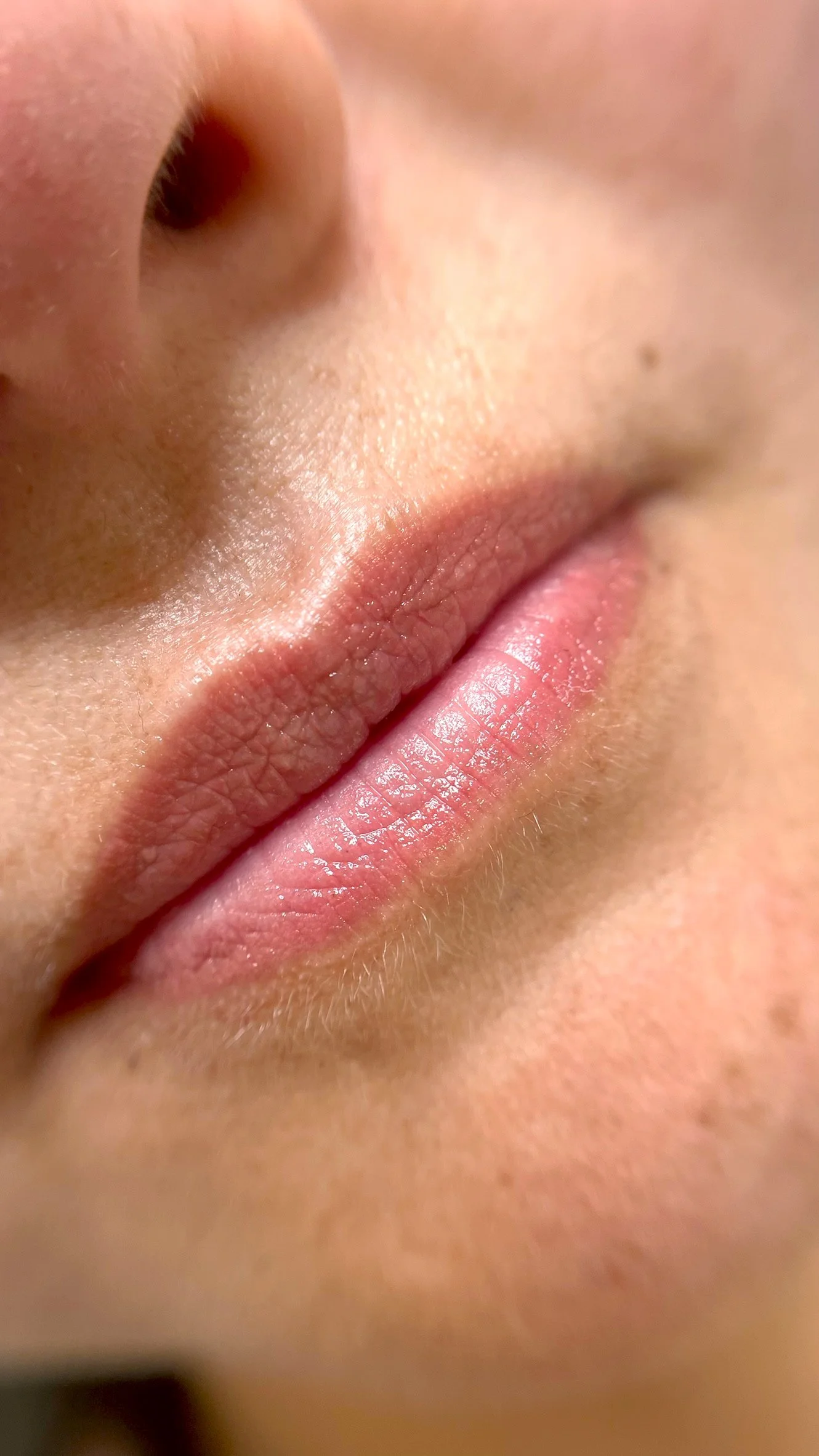 Gros plan sur un maquillage semi-permanent d'illumination des lèvres.