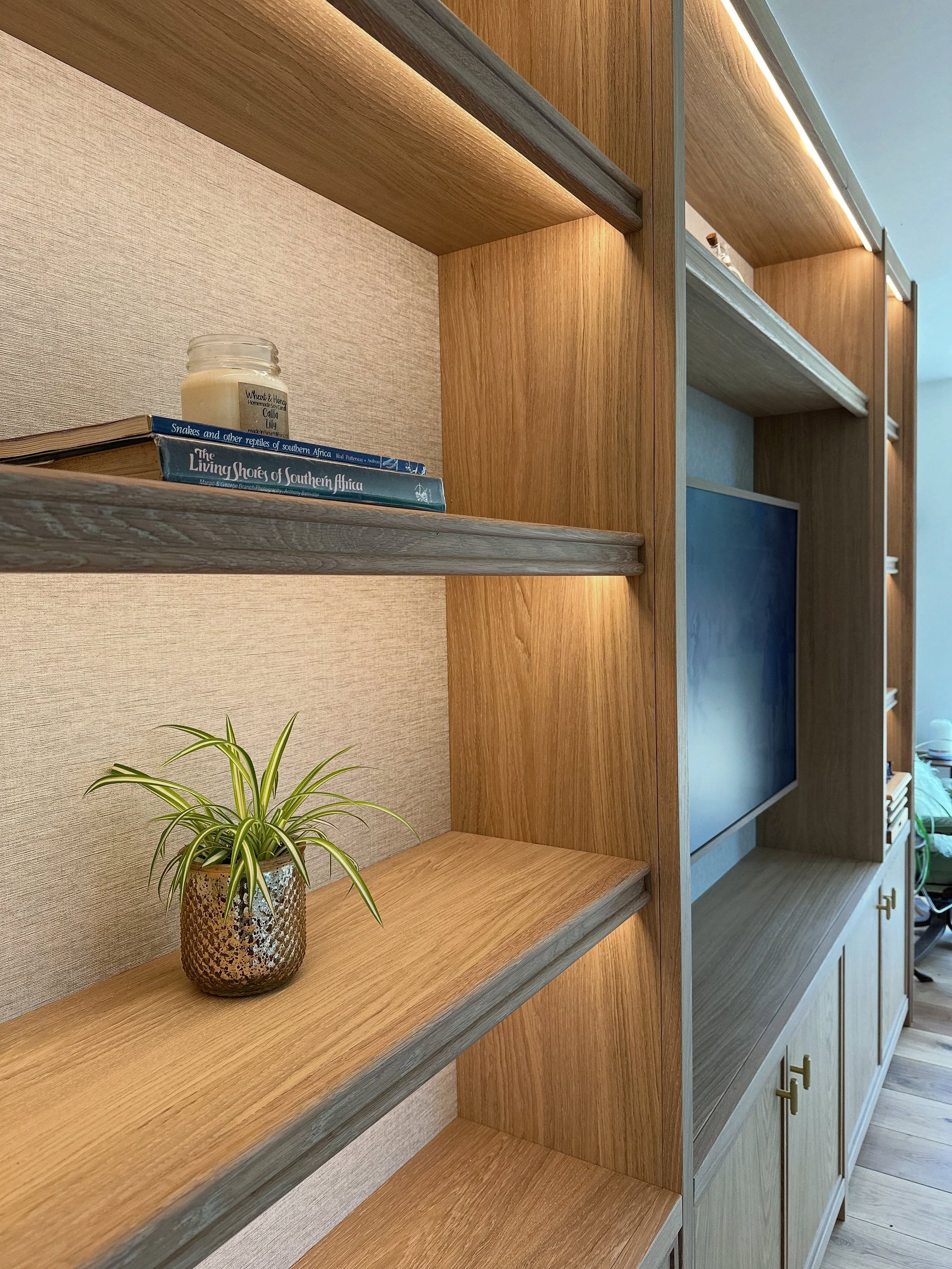 Featuring a blend of  Phillip Jeffries textured wallcoverings⁠￼ and the natural beauty of  Rubio Monocoat⁠￼, this installation brings depth, character, and a timeless finish to the heart of the living space.

The subtle interplay of tactile surfaces 