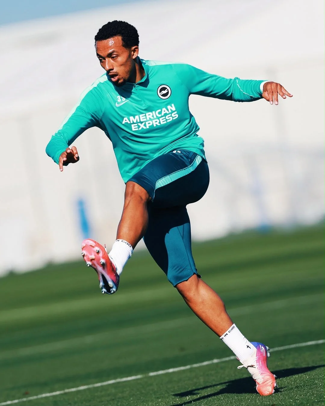 Settling into life at his new club 👊 

🎥 @officialbhafc