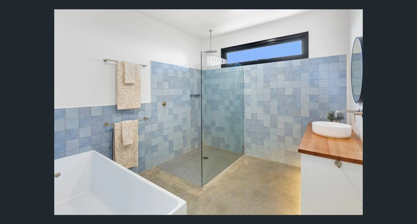 11 BATHROOM.jpg
