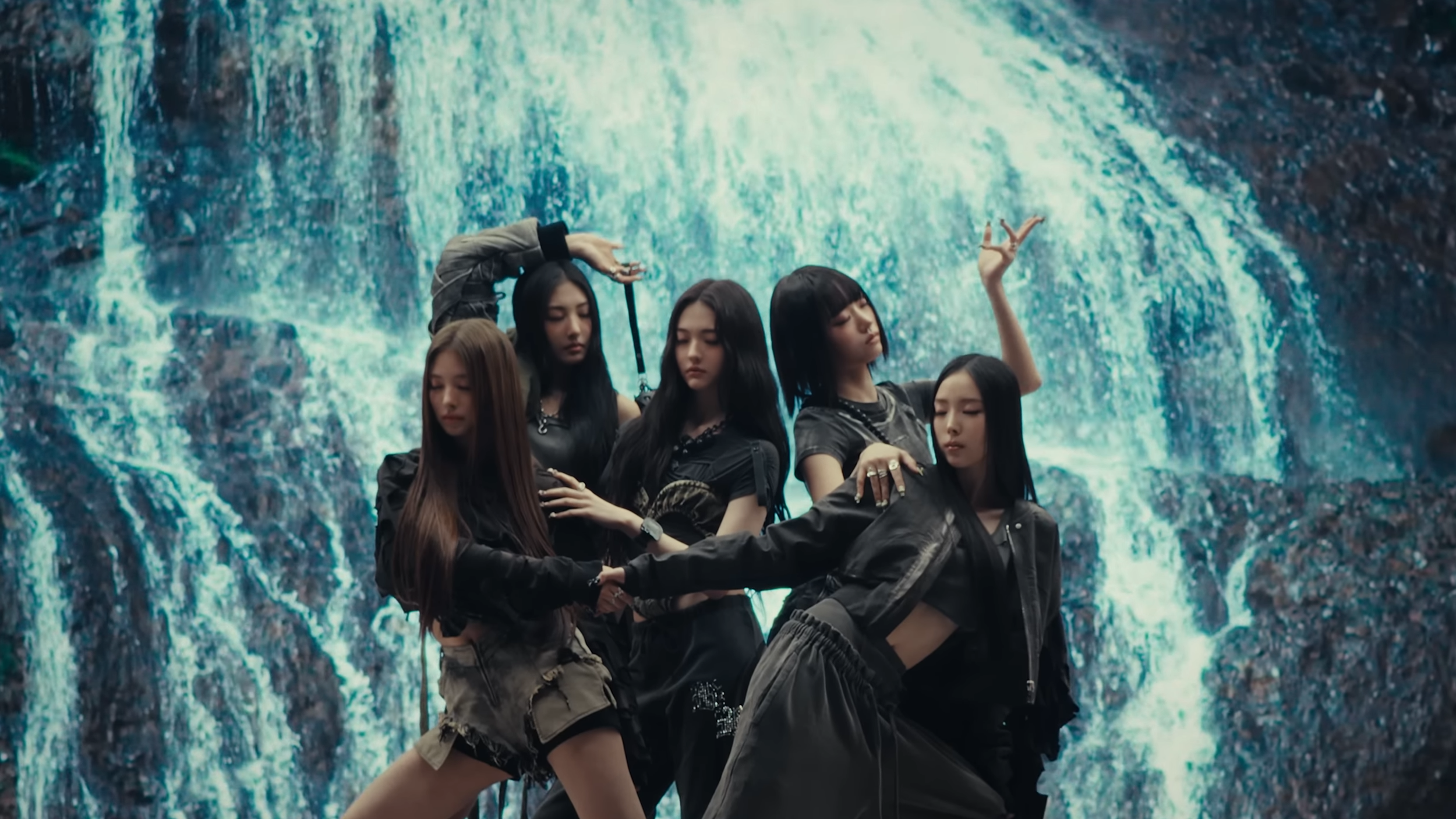 MEOVV, ‘HANDS UP’ MV