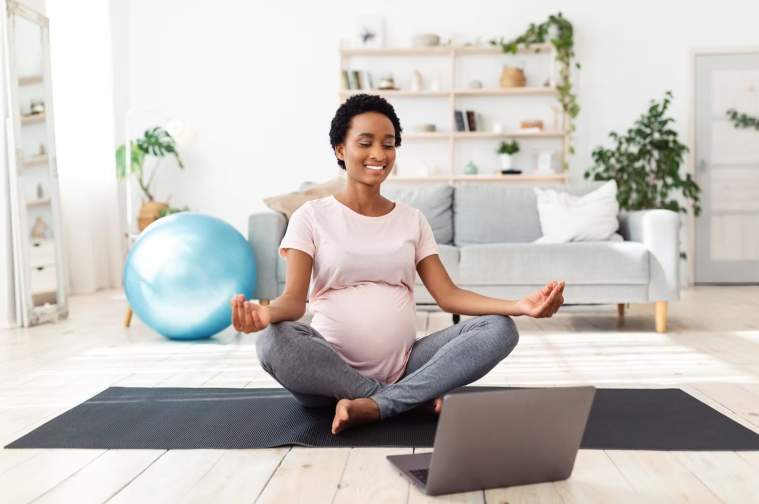 6 benefits of taking prenatal and postnatal yoga classes online