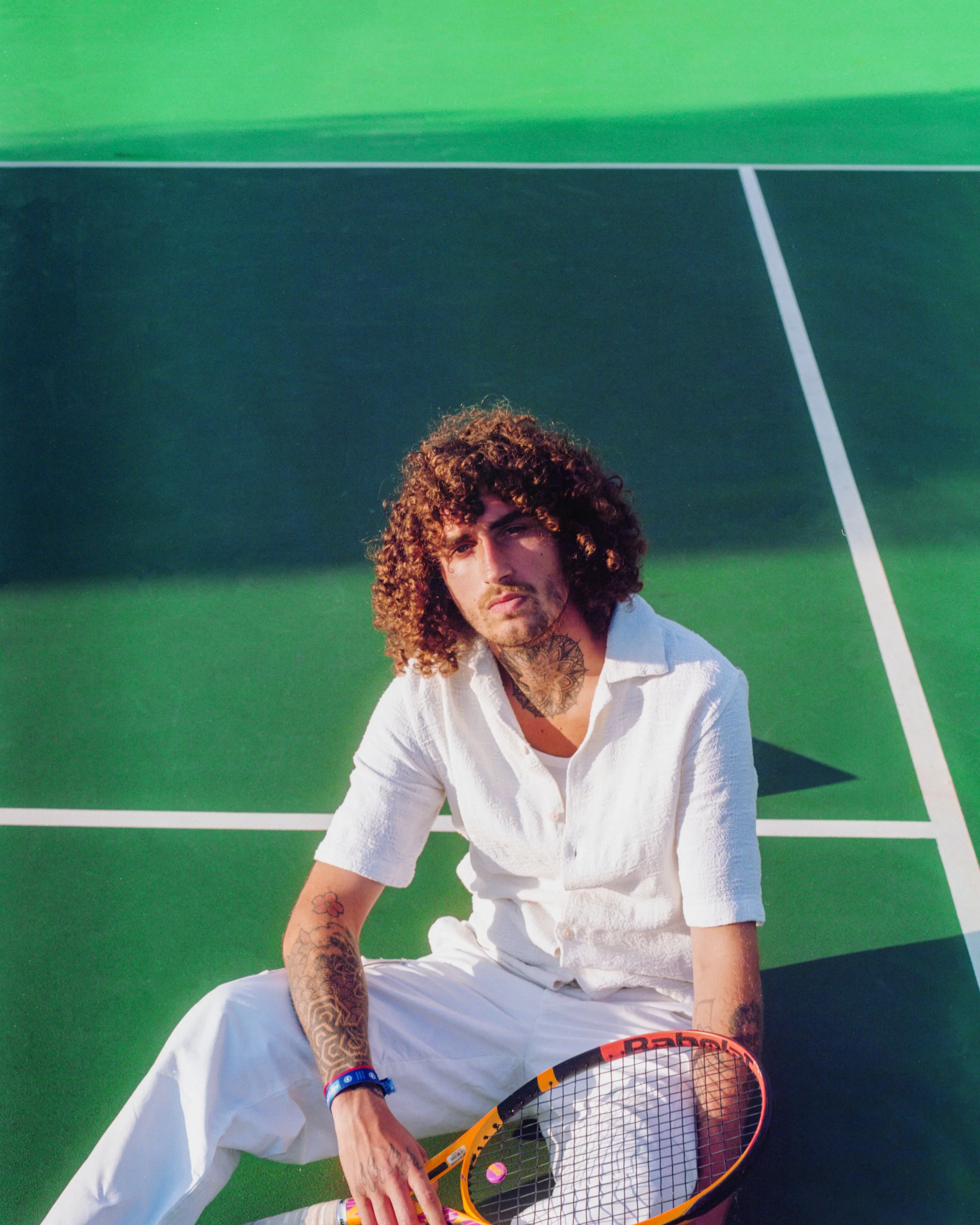 Shooting Arthur sur un terrain de tennis
