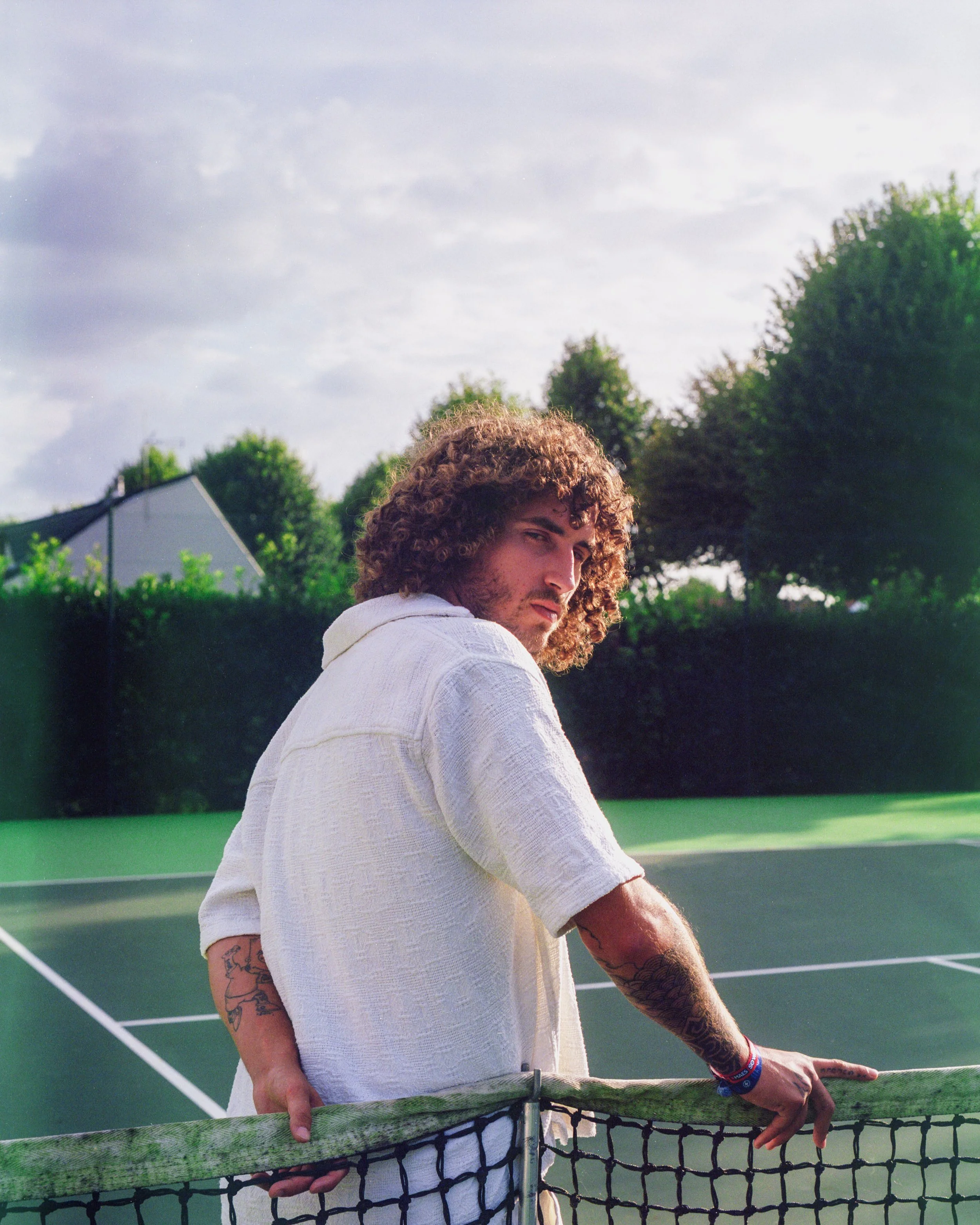Shooting Arthur sur un terrain de tennis