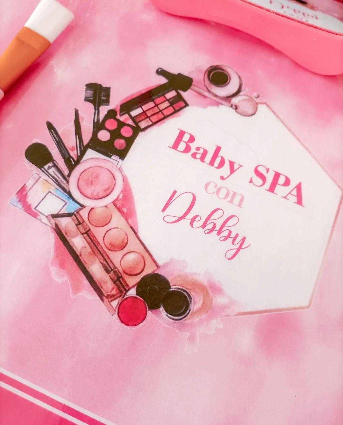Un cartello rosa con scritta 'Baby SPA con Debby' circondata da disegni di cosmetici e prodotti di bellezza
