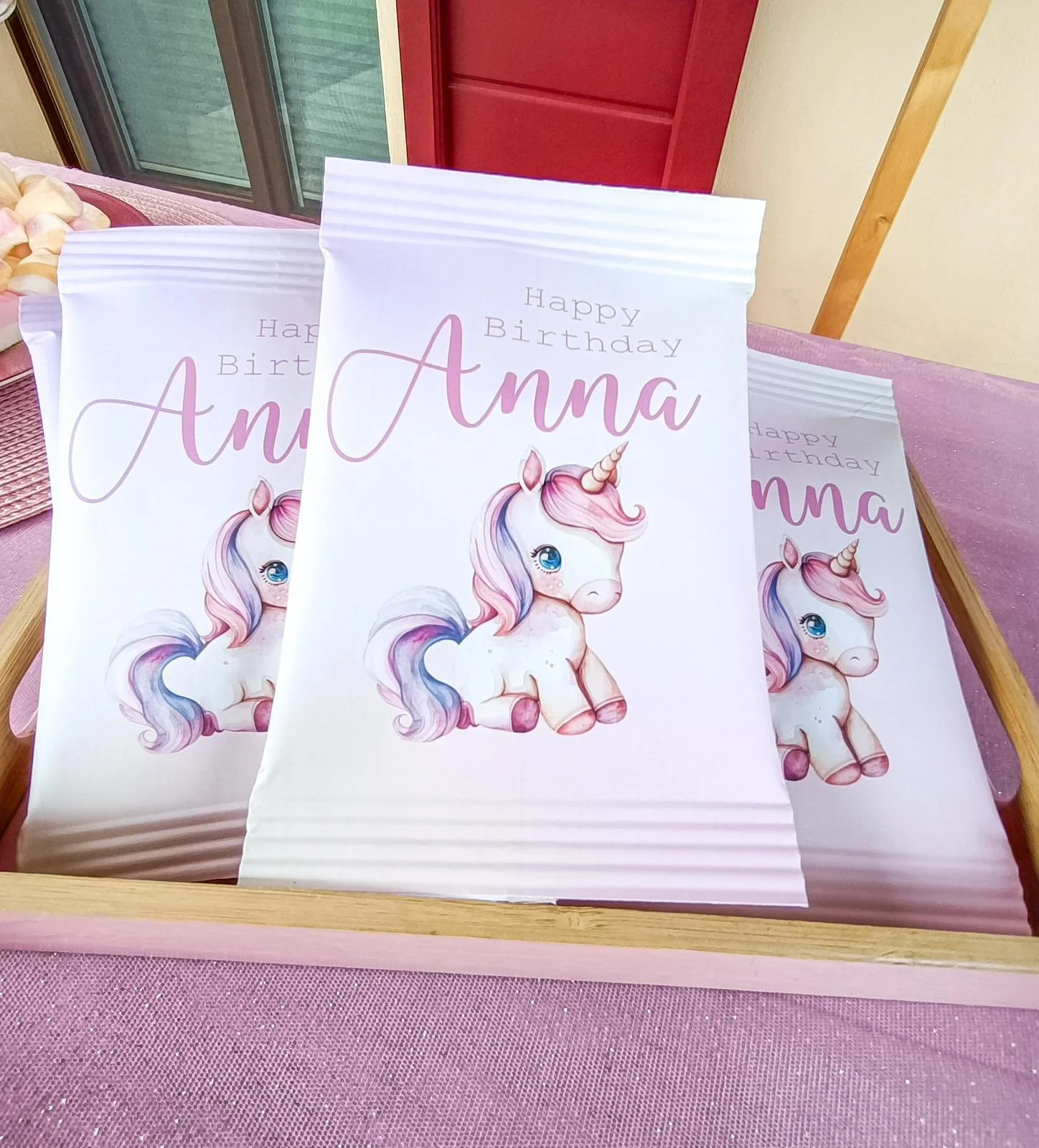 Biglietti di auguri di buon compleanno con un unicorno rosa, viola e bianco, e la scritta 'Happy Birthday Anna'.