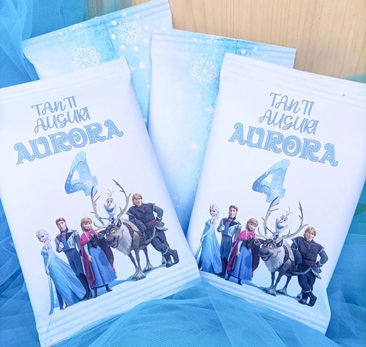 Fasci con decorazioni di Frozen con personaggi Elsa, Anna, Kristoff, Olaf e Sven, e i nomi Aurora e Aurora con il numero 4