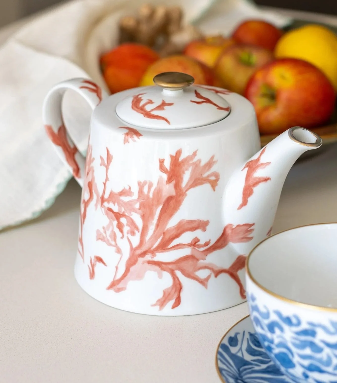 Elegante Porzellan-Teekanne mit Korallenmotiv