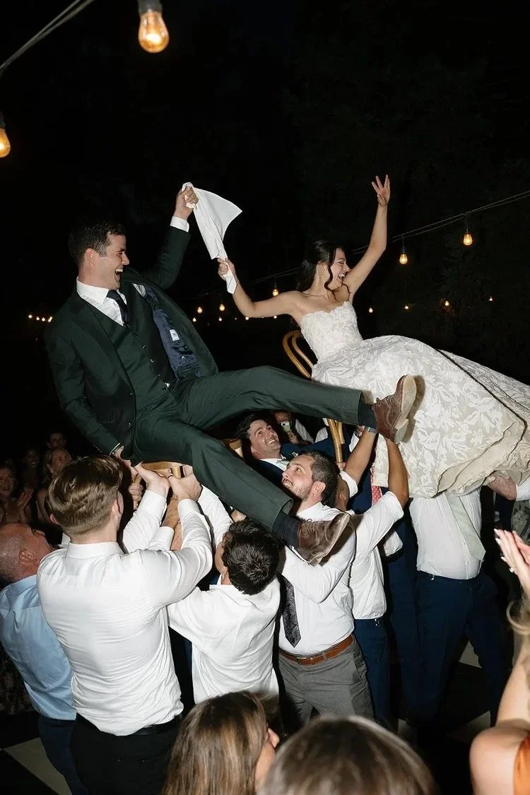EL Barto bespricht den musikalischen Ablauf einer Hochzeit mit dem Brautpaar.