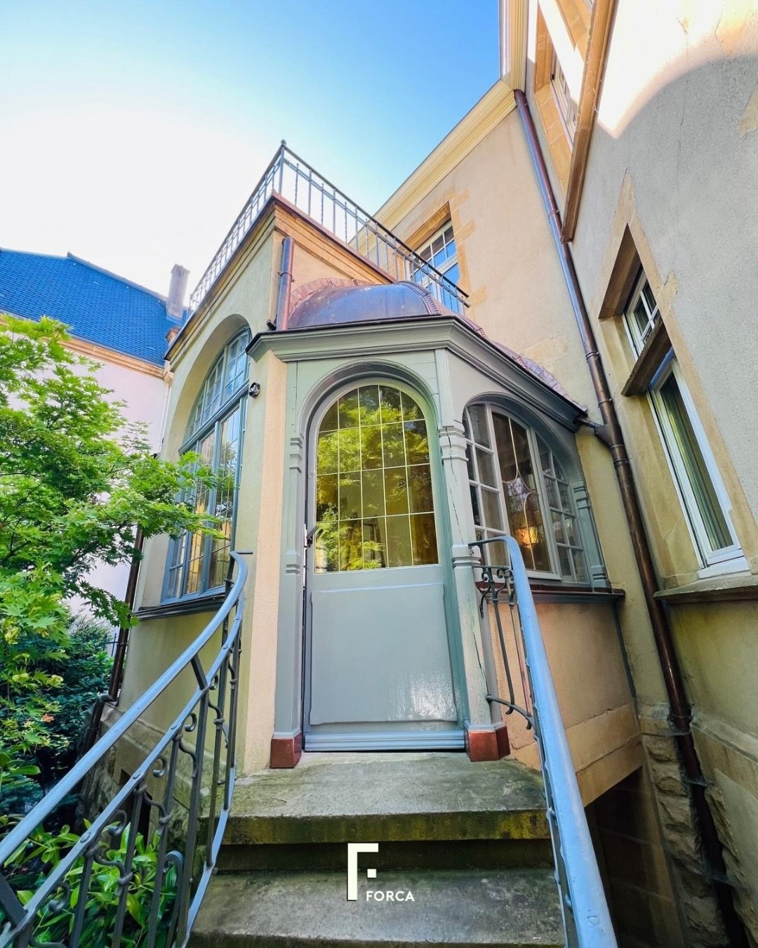 Retour en images sur la r&eacute;novation de cette magnifique v&eacute;randa situ&eacute;e au c&oelig;ur du quartier imp&eacute;rial de Metz.

Baign&eacute;e de lumi&egrave;re et ouverte sur un jardin arbor&eacute;, elle a retrouv&eacute; tout son &e