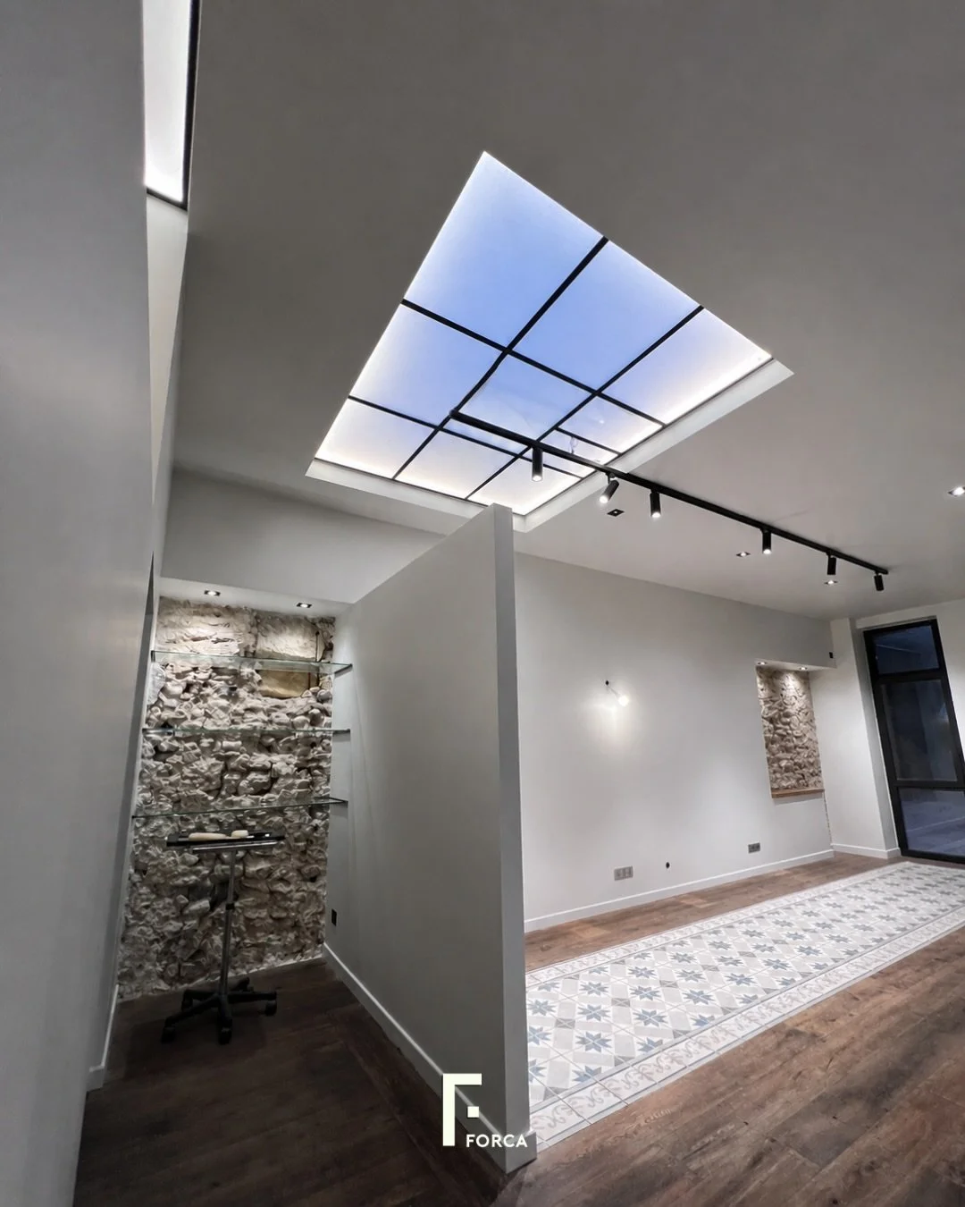 Un Avant / Apr&egrave;s de la derni&egrave;re phase des travaux chez @lescoiffeurscreateurs et l&rsquo;Atelier Barber, rue des clercs &agrave; Metz.

L&rsquo;espace, autrefois plus sombre, s&rsquo;ouvre aujourd&rsquo;hui &agrave; la lumi&egrave;re.
C
