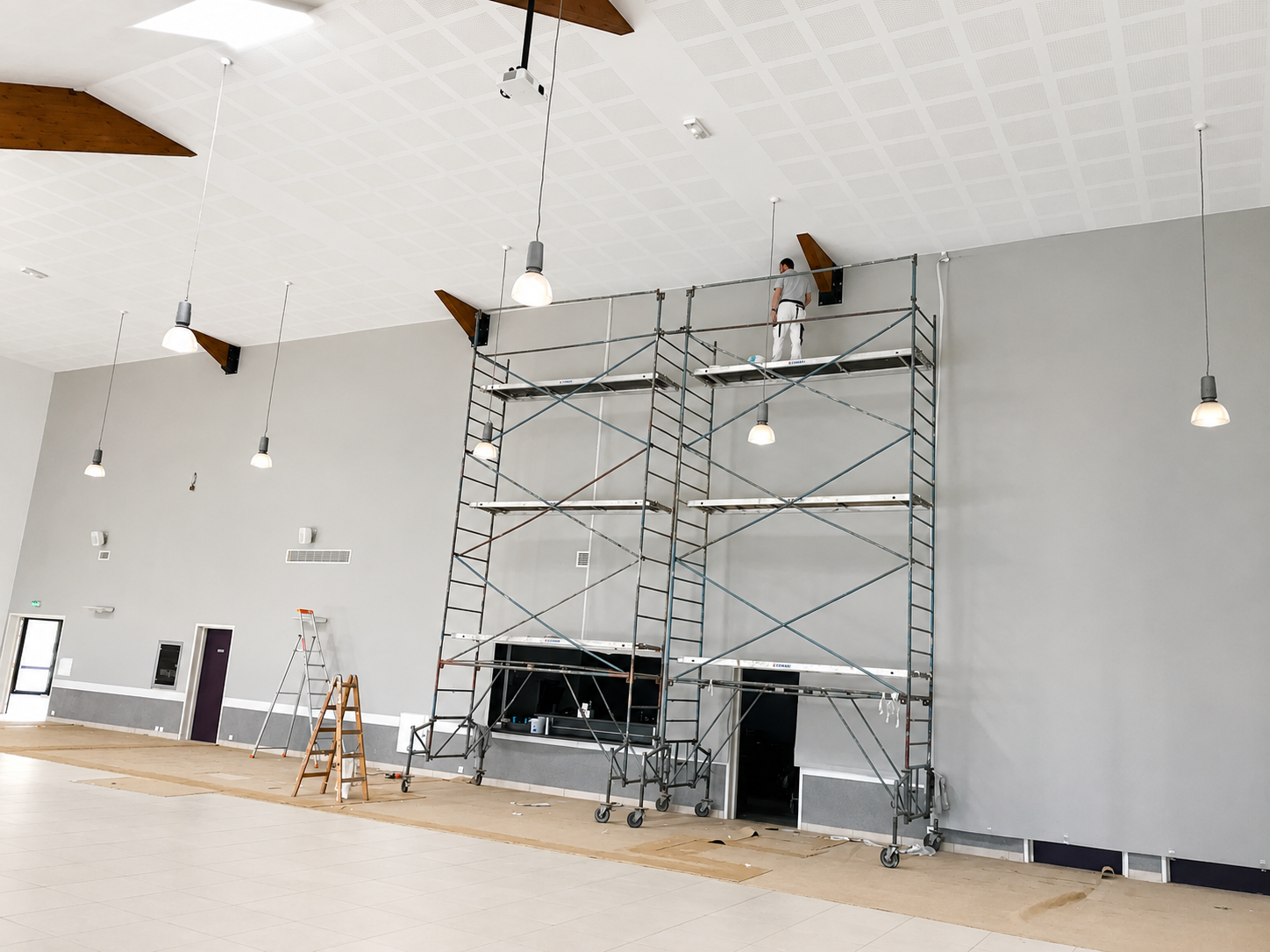 toile tendu sur le mur d'une salle des fêtes