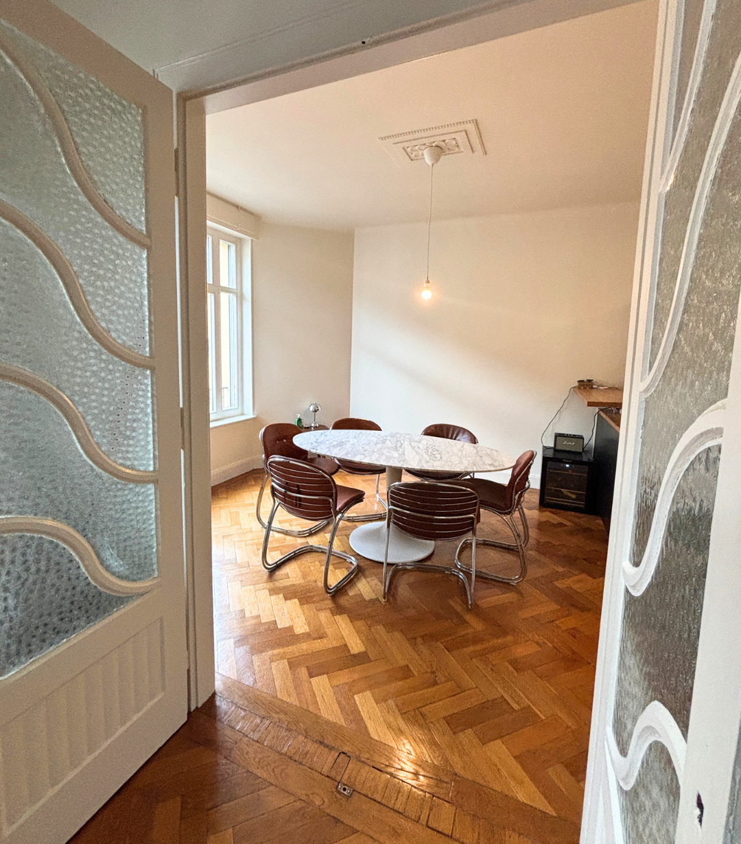 un salon avec parquet rénové