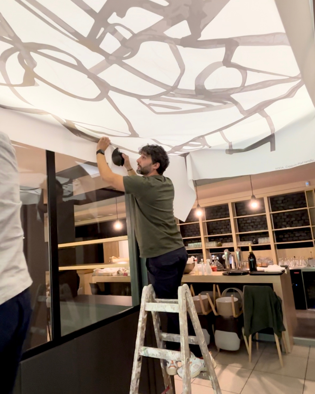 françois forca entrain de clipser un plafond tendu