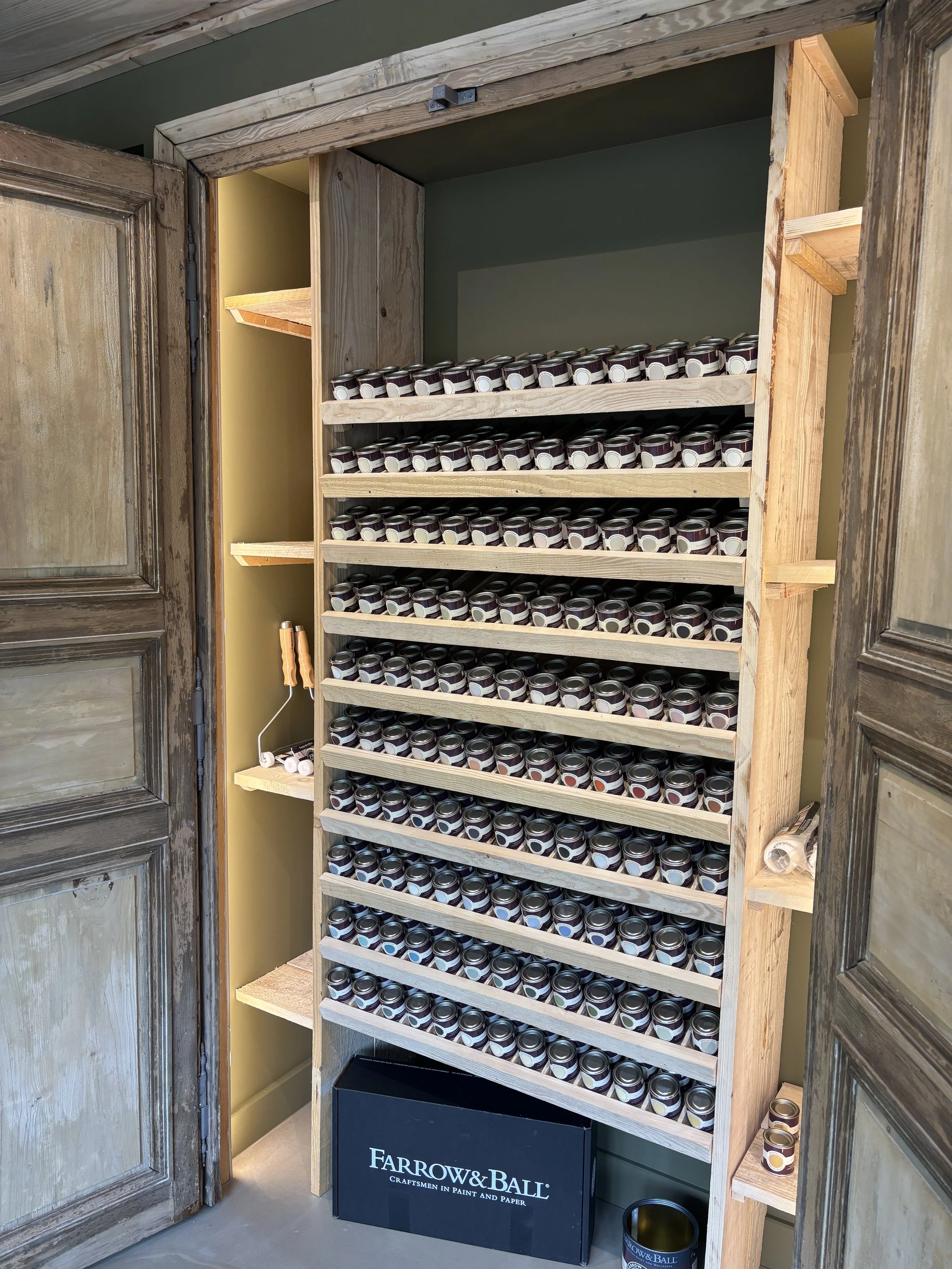 meuble avec testeurs farrow & ball showroom forca peinture