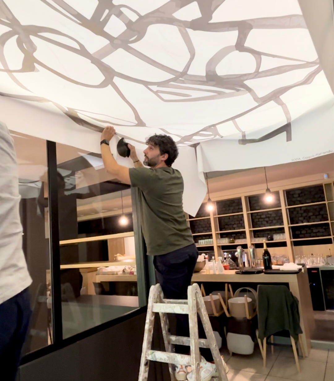 françois forca entrain clipser un plafond tendu