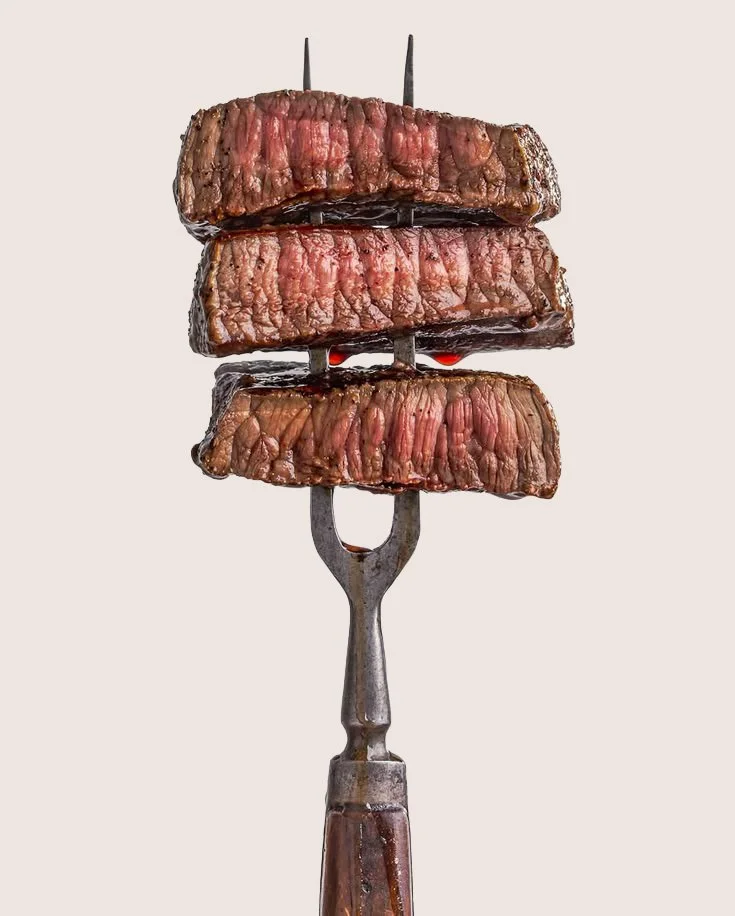 Tres trozos de carne de res asada en un tenedor