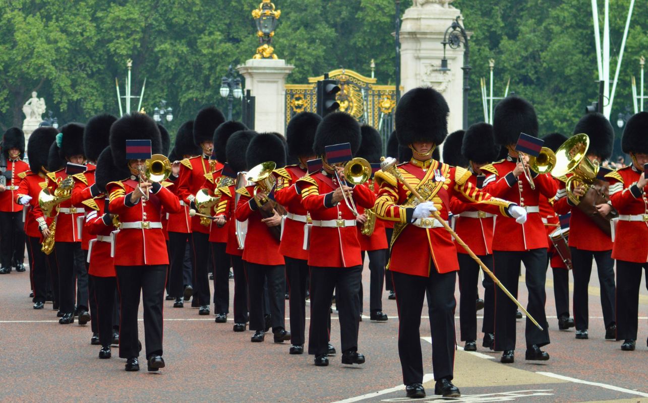Changing of the Guard Tour Walking in London at Buckingham Palace