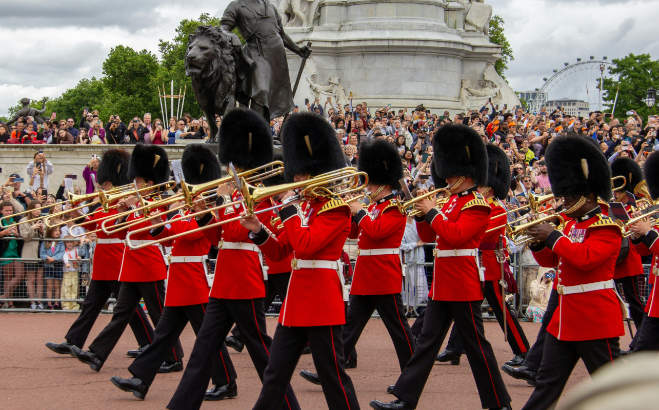 Tour of the Changing of the Guard in London at Buckingham Palace