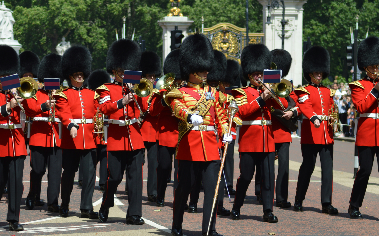 Changing of the Guard Tour in London at Buckingham Palace