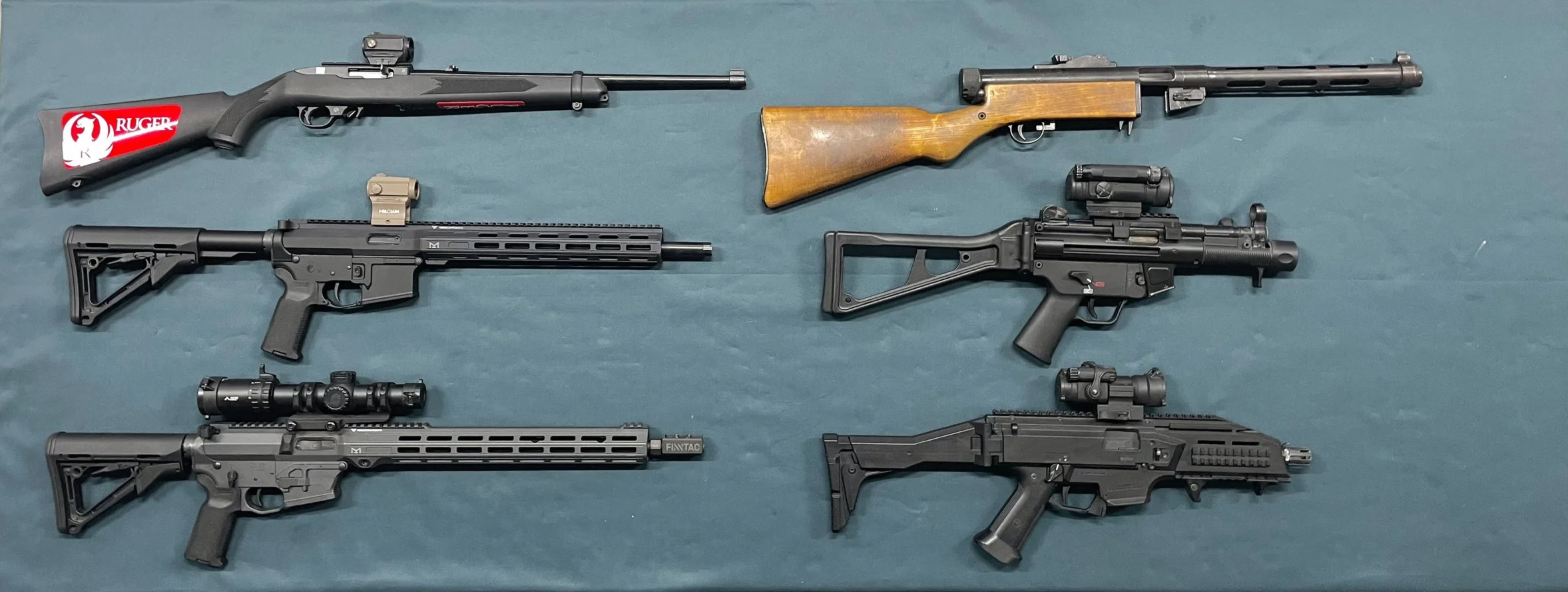 Pienoiskivääreitä ja 9 mm kiväärejä vuokrattavissa.
