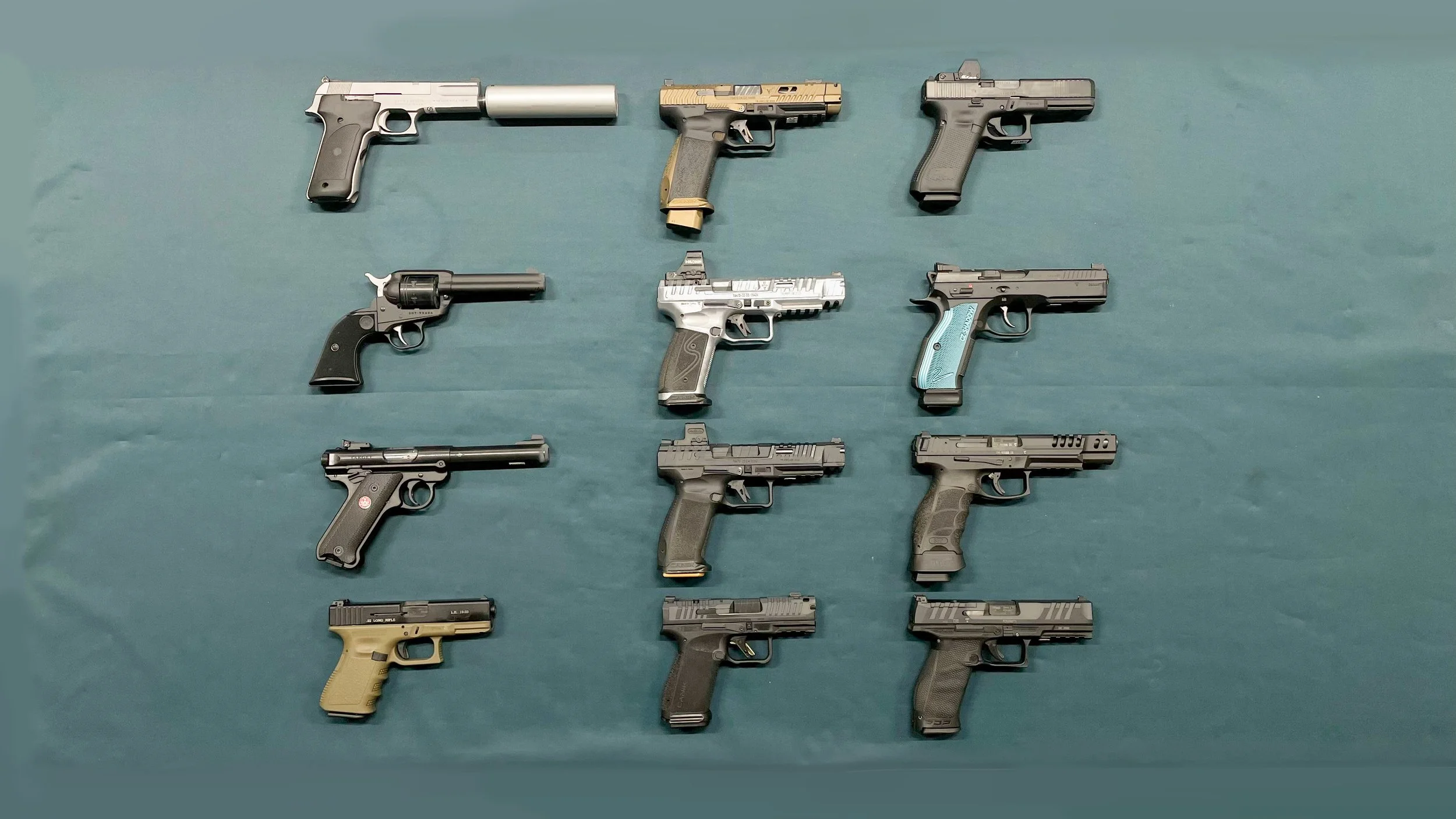 Pienoispistooleita, pienoisrevolvereja ja 9 mm pistooleita vuokrattavana.