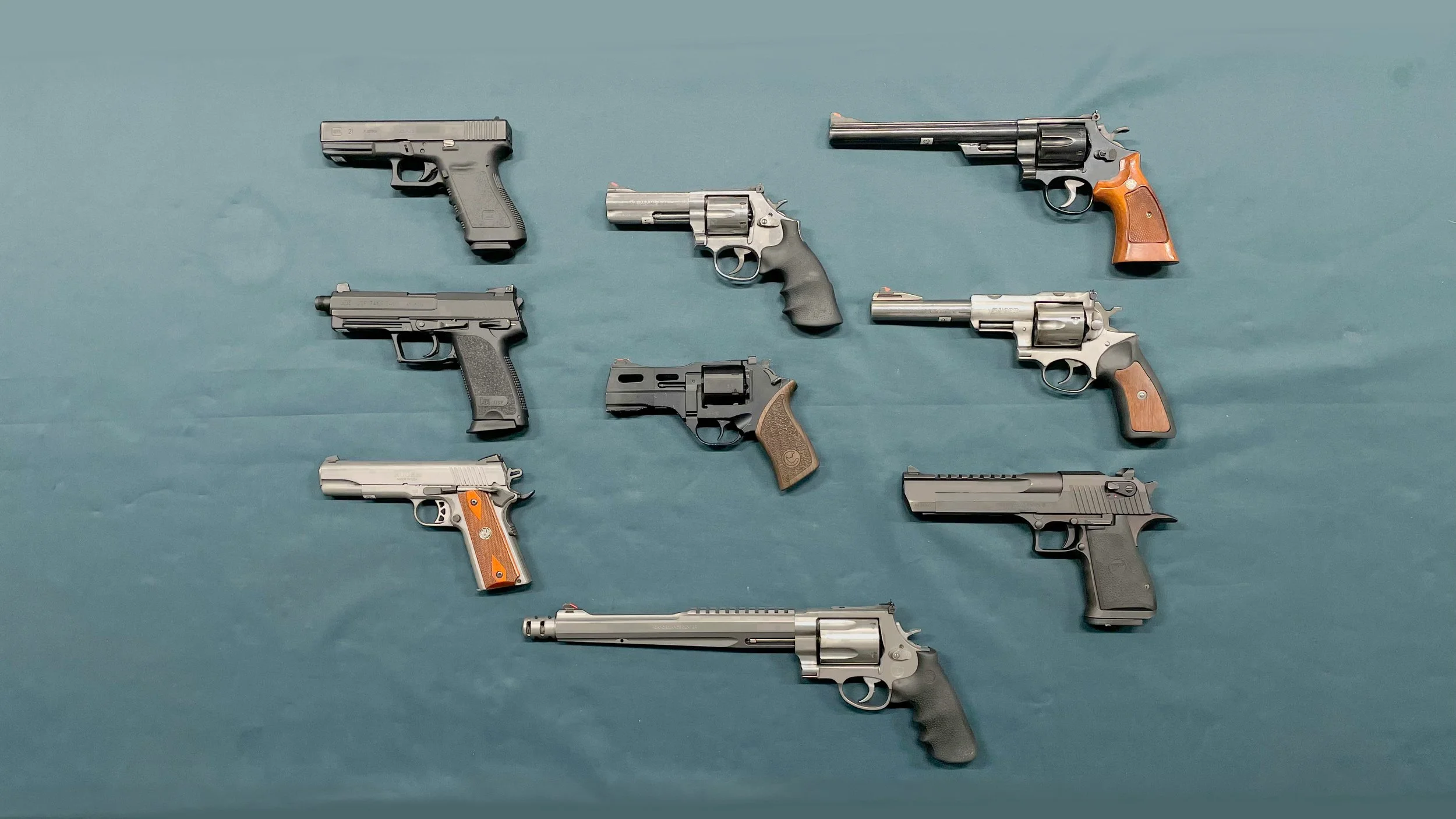 45 ACP käsiaseita, 357 Mag. revolvereja, 44 Mag. käsiaseita ja 500 S&W revolvereja vuokrattavissa.