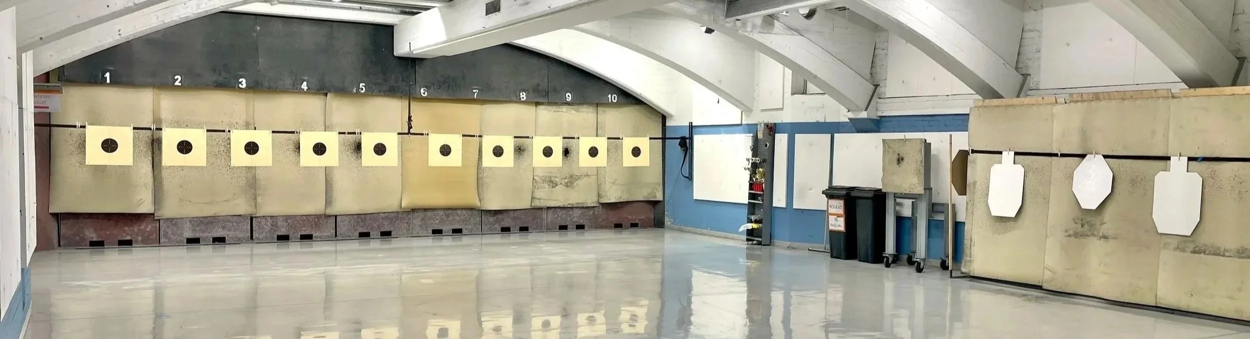 Aawee Training Centre sisäampumarata, luotiloukut kahdessa suunnassa, ampumatauluja.