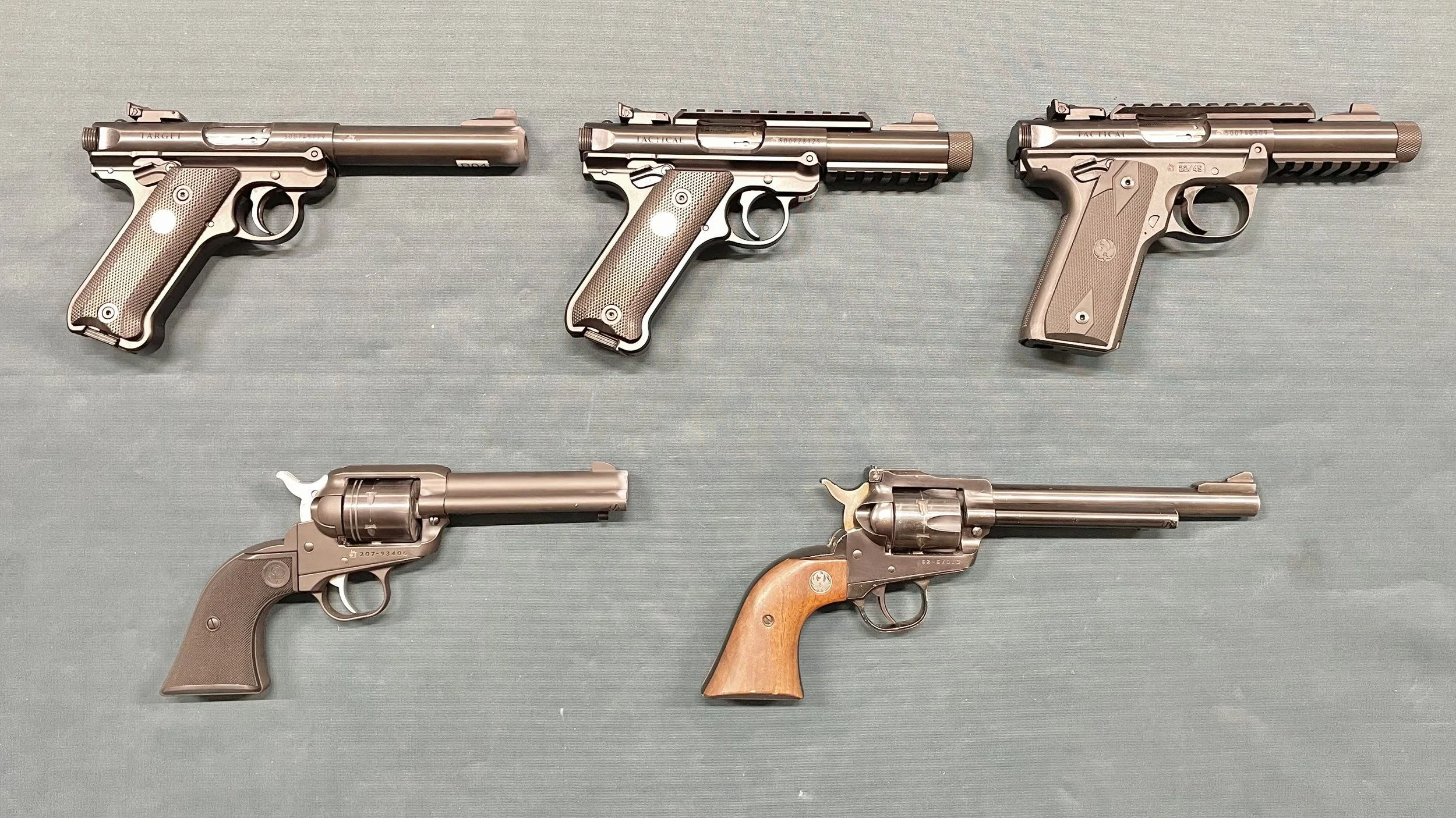 3 kpl Ruger MKIV, Wrangler ja Single-Six pienoiskäsiaseet