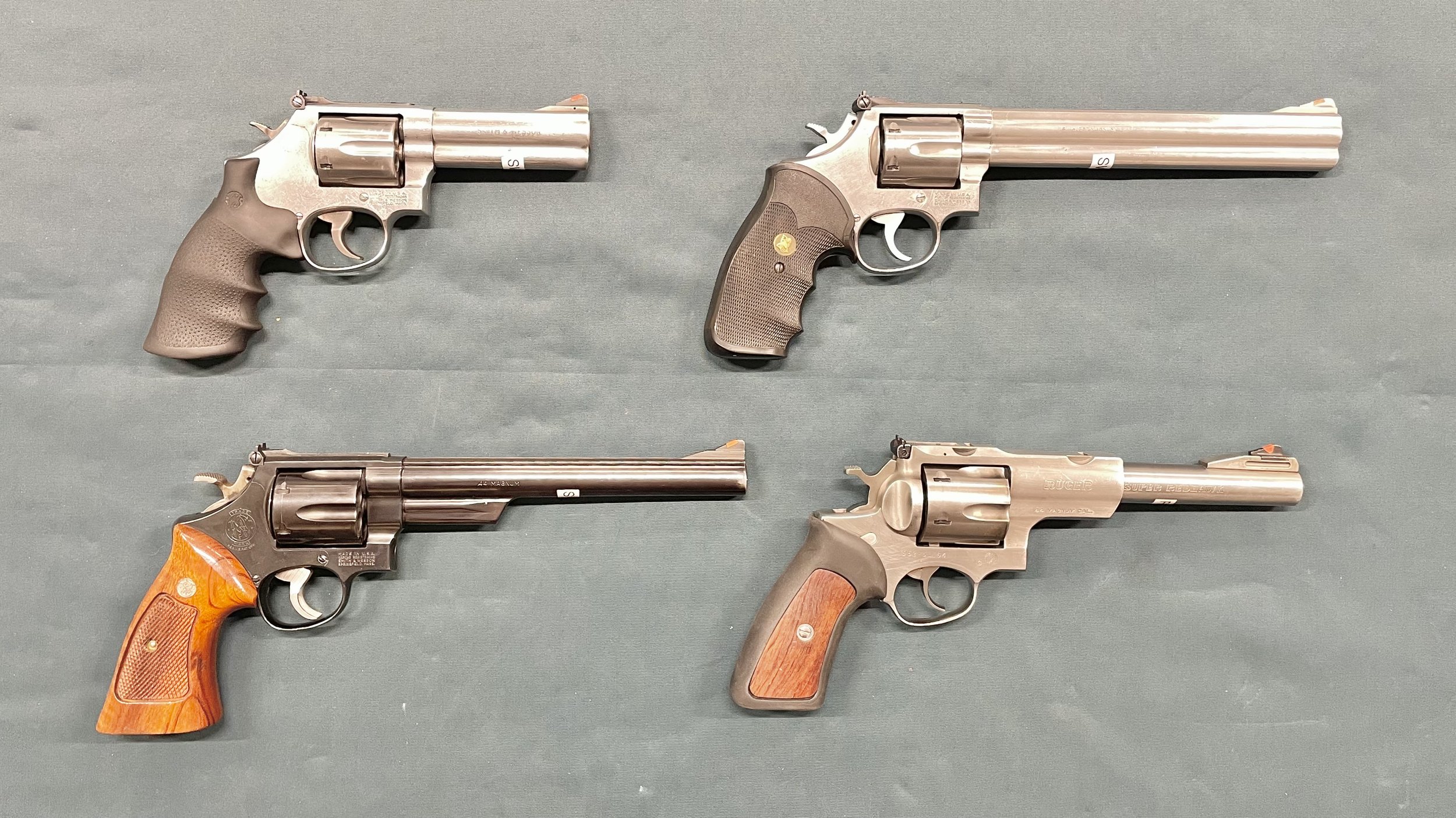 2 kpl S&W 686, M29 & Ruger Super Redhawk revolverit