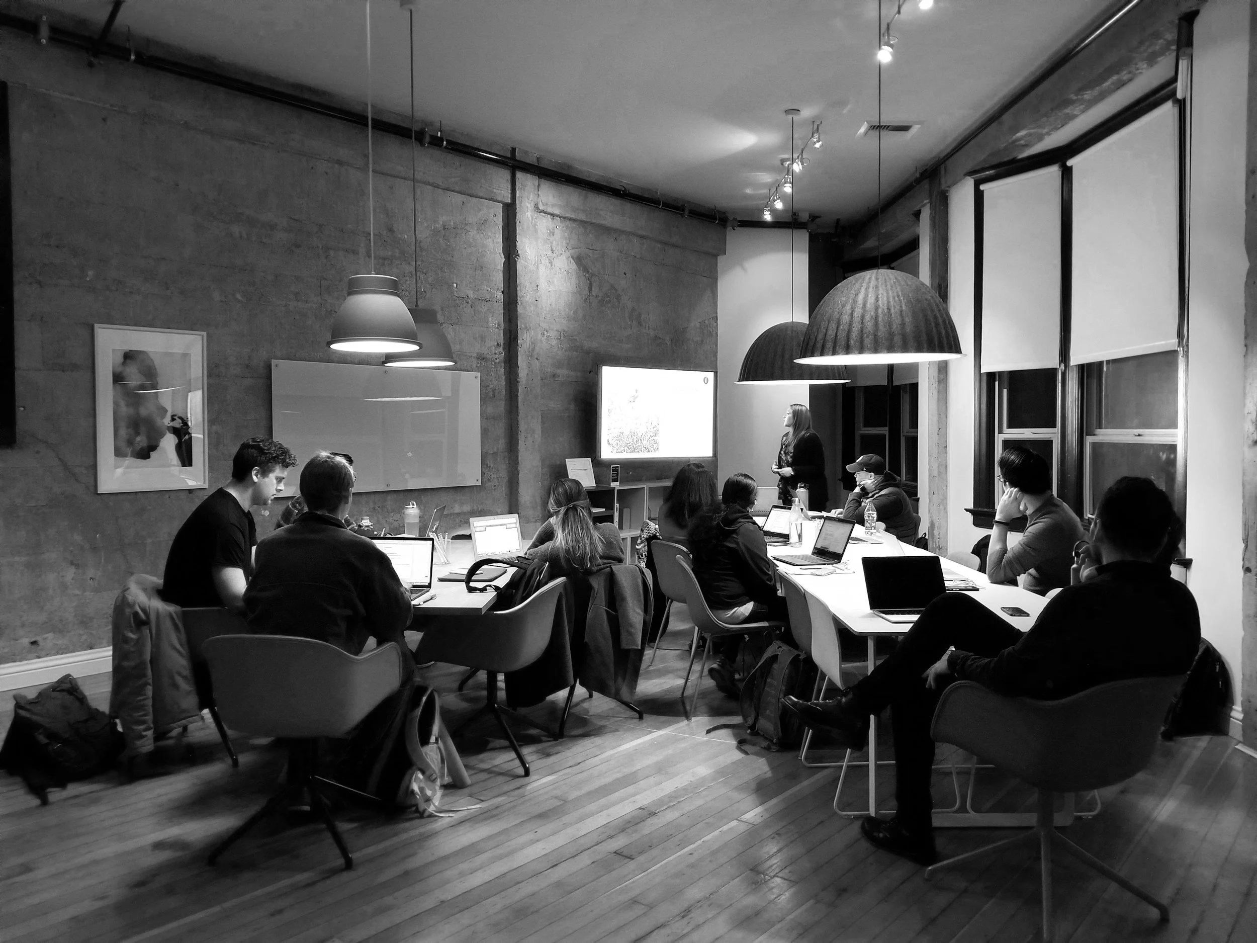 Équipe d'expert de l'entreprise Areaz autour d'une table