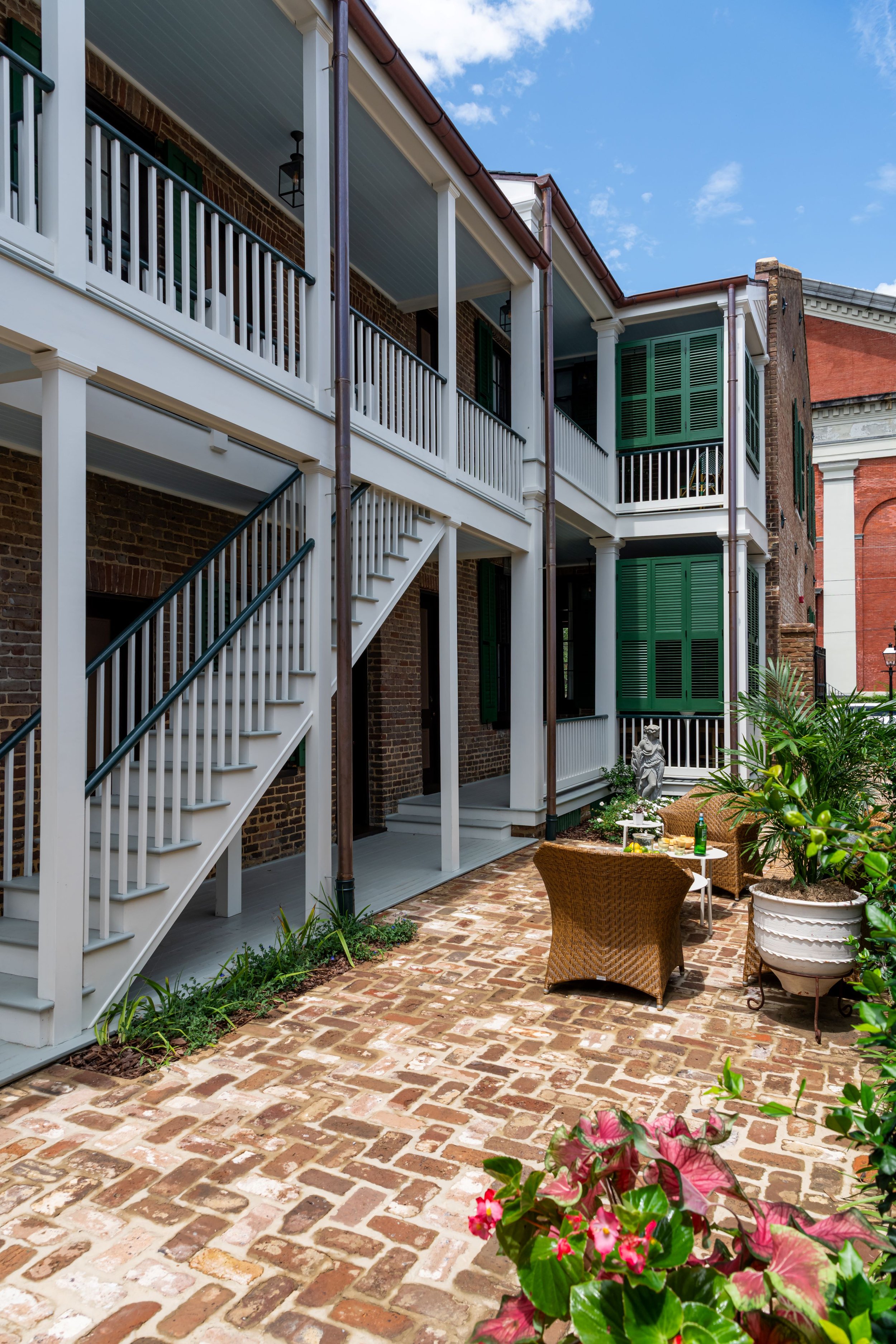 MB - Chighizola IH-1461 Courtyard.jpg