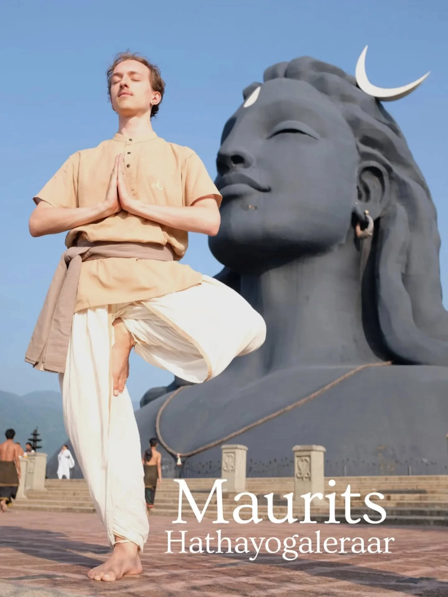 Maurits, uw hathayogaleraar tot uw dienst. Na mijn middelbare scholing koos ik voor een ongewoon pad door yoga te gaan studeren. Ik volgde een opleiding van +1750 uren in het zuiden van India (@sadhgurugurukulam), waar aandacht was voor alle aspecten