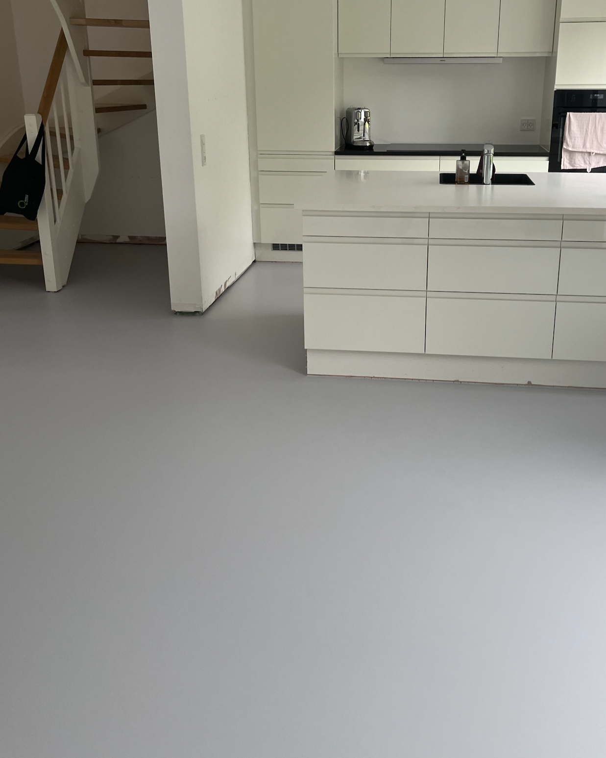 Lyst og ensfarvet polyurethan gulv til moderne bolig