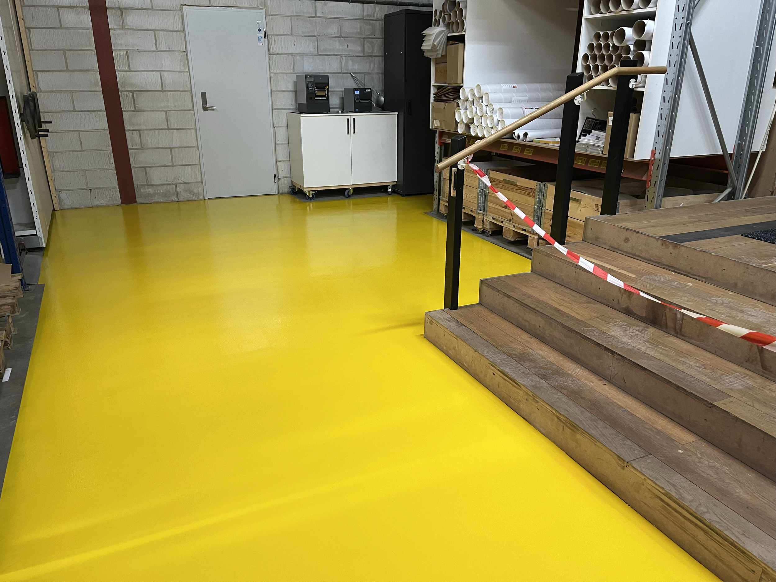 Gul epoxy i lagerhal