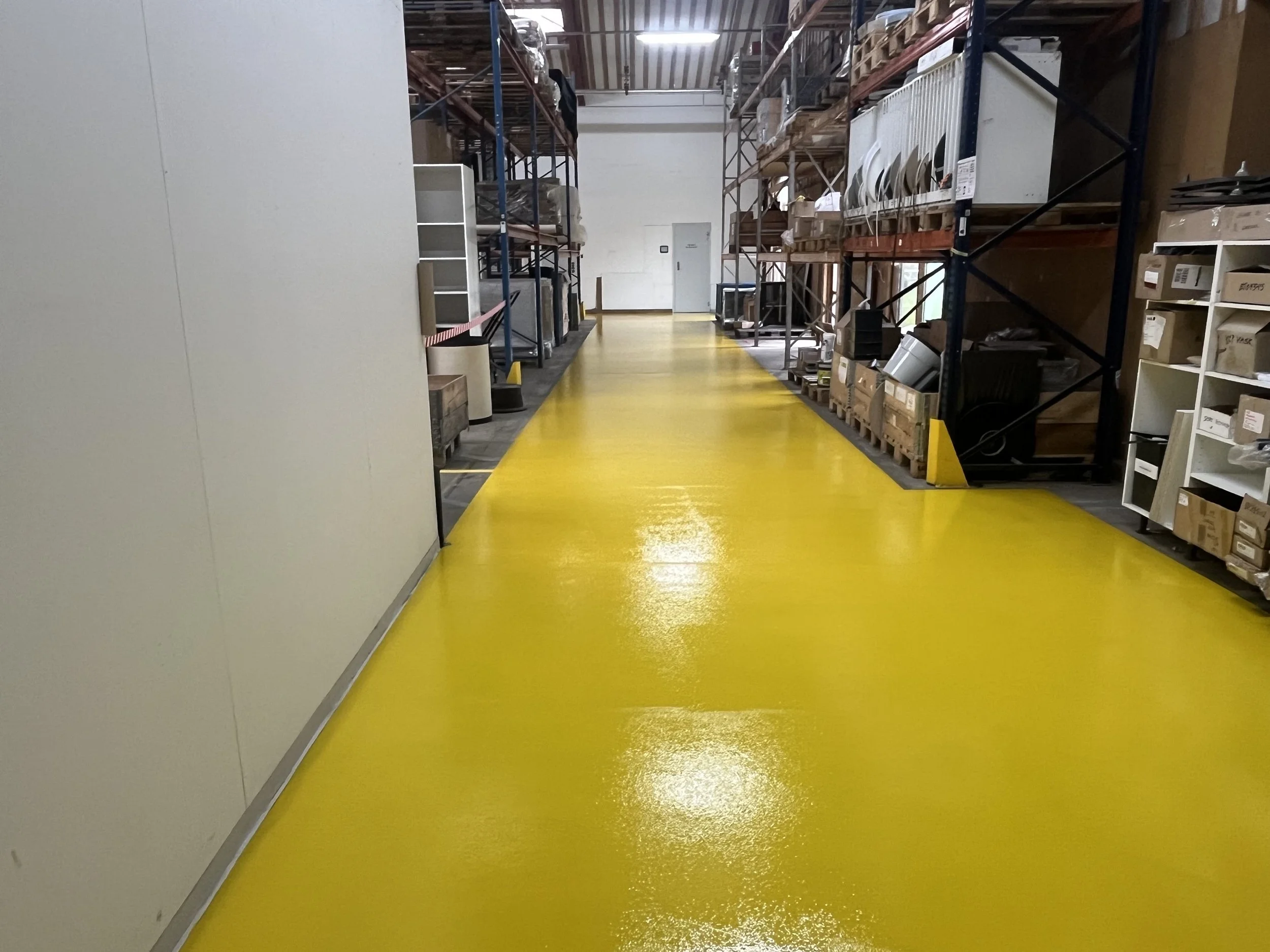 Gul epoxy i lagerhal