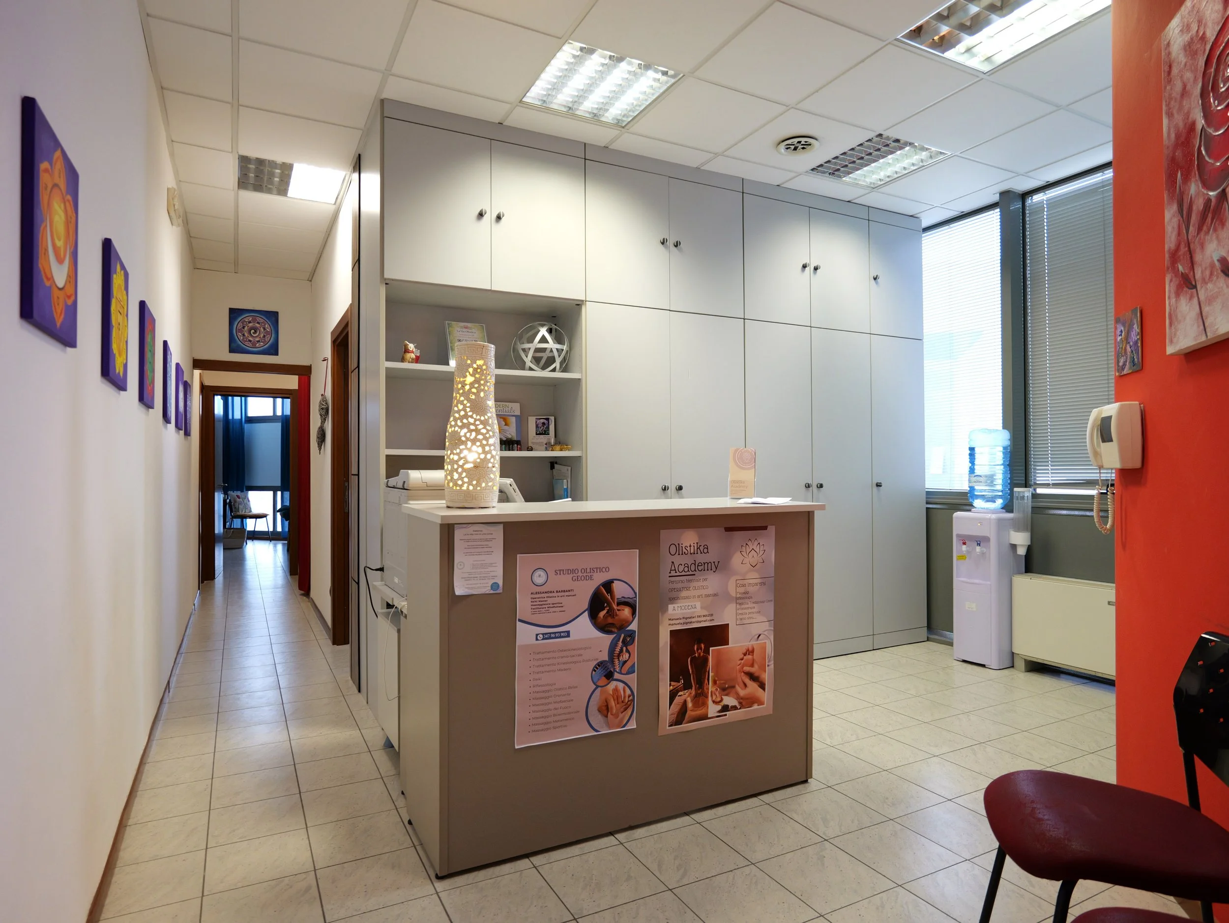 Immagine di un'interior di uno studio, zona d'attesa. Studio Olistico Geode Modena