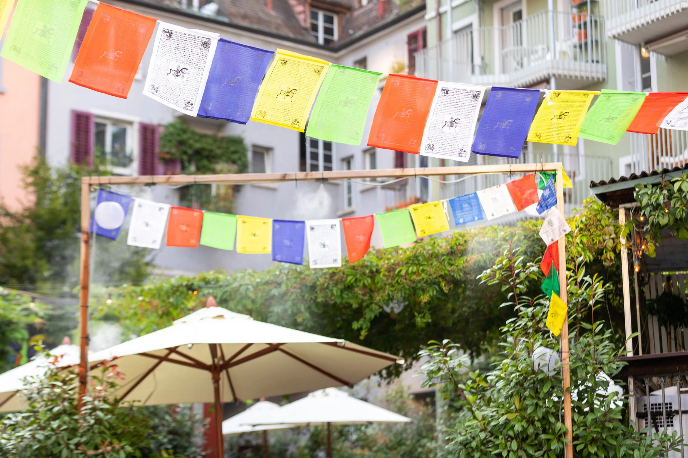 Bei Topden gibt es feinste, asiatische Küche mit westlichem Touch. Die Dekorationen weisen auf die tibetischen Wurzeln hin. 