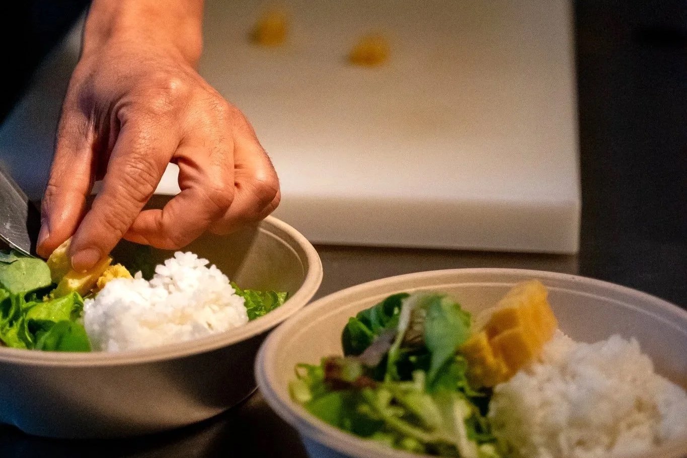 Handgemachte Qualität: Unser Chef bereitet mit feinen Zutaten asiatische Bowls für unsere Kunden zu.