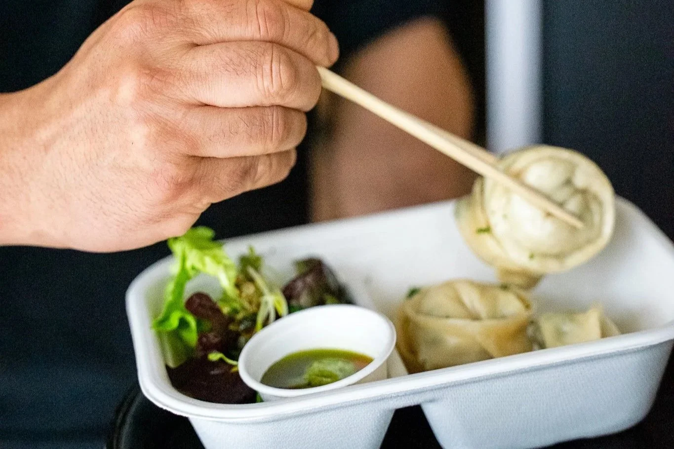Im Roots of Himalaya gibt es authentisch asiatische Küche. Momos in drei Variationen sowie verschiedene Currys. 