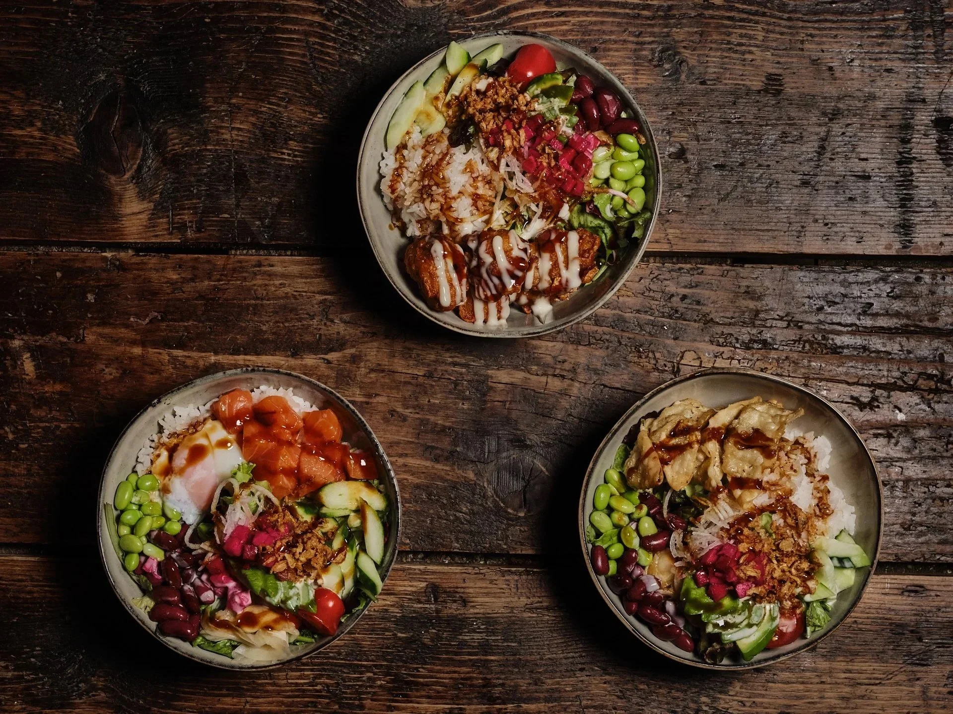 Auch im Tso in der Nähe der Langstrasse gibt es eine Auswahl an frischen, asiatischen Bowls mit gesunden Zutaten. Ob mit Lachs, Gyozas, vegetarisch oder vegan – hier gibt es für jeden Geschmack die perfekte Bowl.