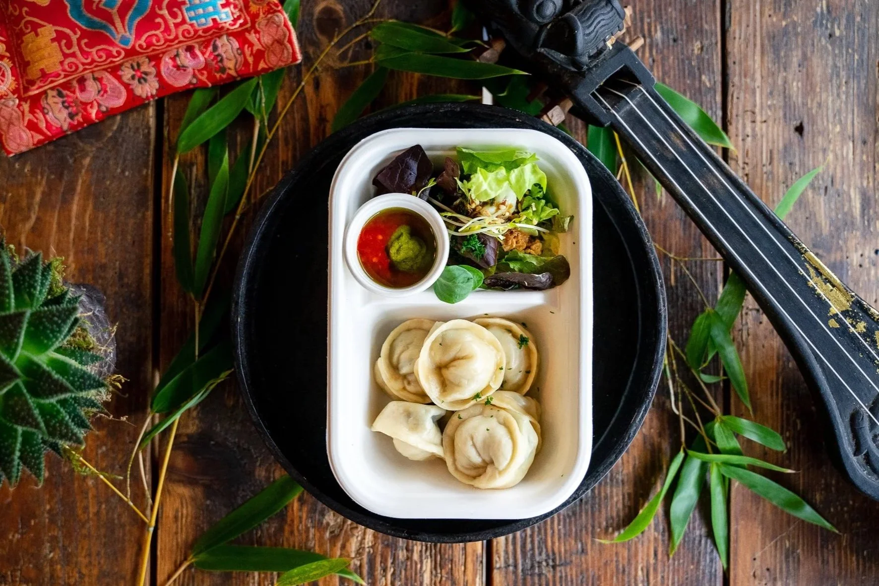 Im Roots of Himalaya von Topden gibt es die besten Momos. Vegetarisch, vegan oder klassisch mit Schweizer Rindfleisch. Sogar die Schauspielerin Zendaya kam auf einen Besuch vorbei und konnte nicht widerstehen. 